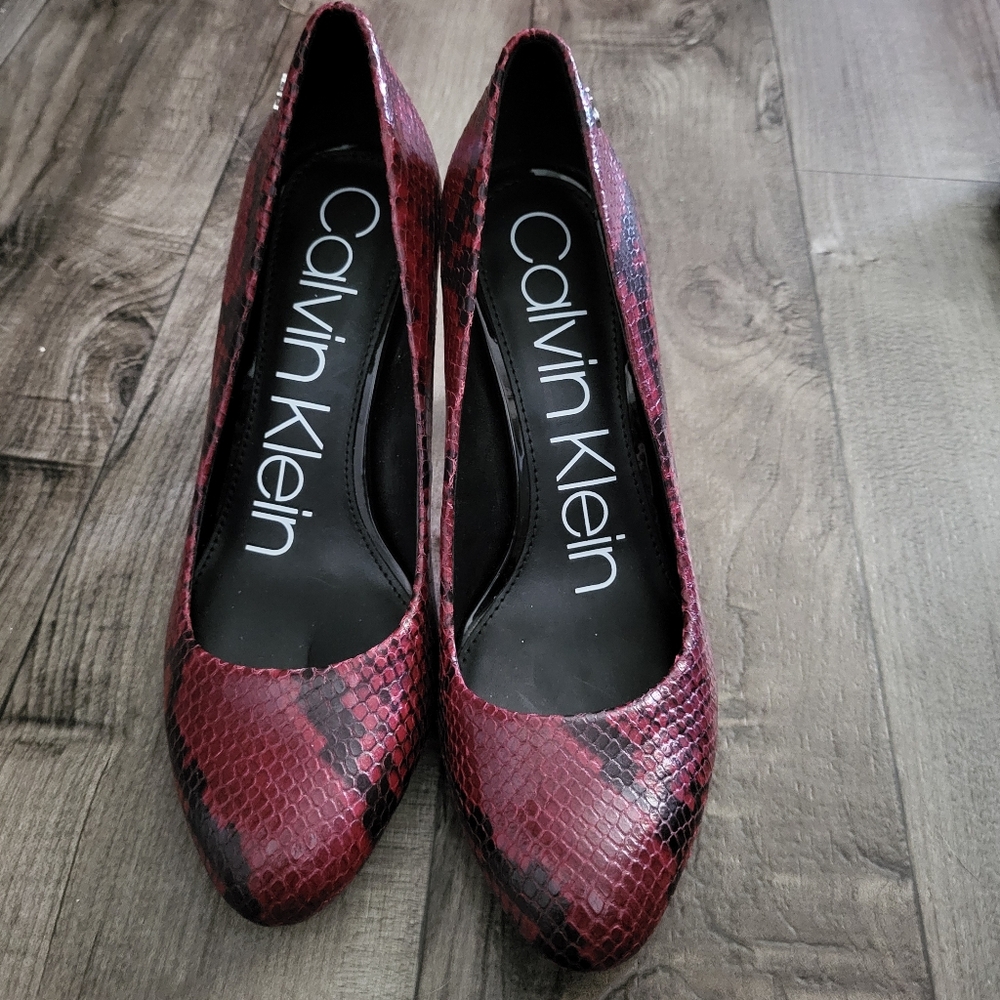 Calvin Klein Octavia Pumps Wine Red /black Snake Skin Heels 3.5 In Sz 6 1/2m